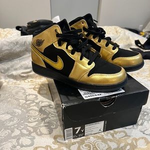 Retro 1 Jordans worn maybe 3-4 times. Grade school size